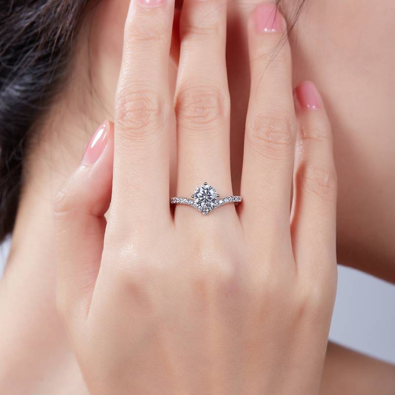 V-shaped S925 silver plated platinum moissanite diamond women's ring 1 carat D-grade